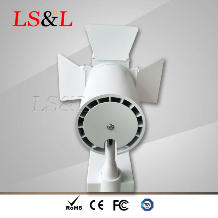 led track light with barndoor